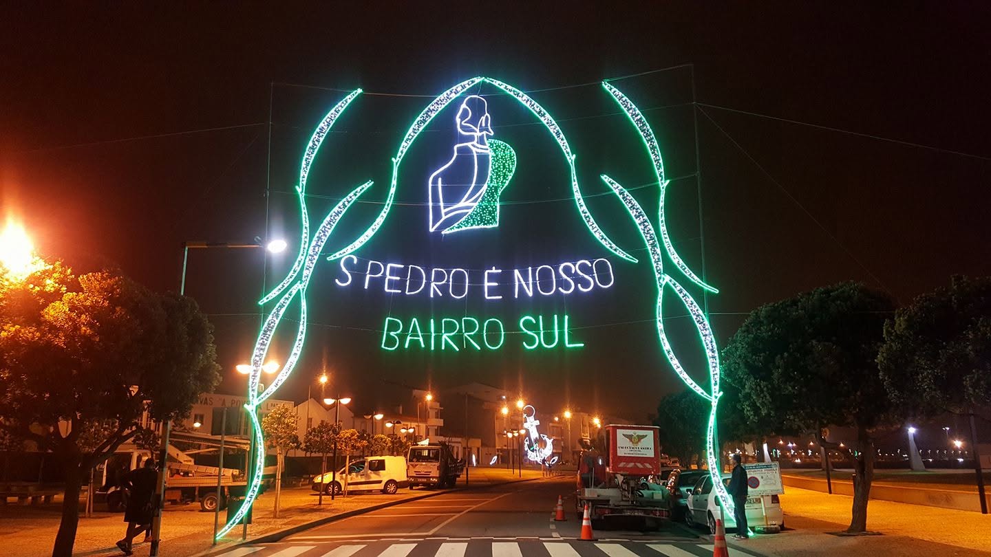 Estrutura de luz LED em rua durante festa popular à noite, Espectaculástico