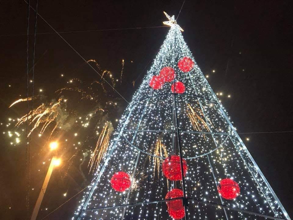 Estrutura de luz LED em rua durante festa popular à noite, Espectaculástico
