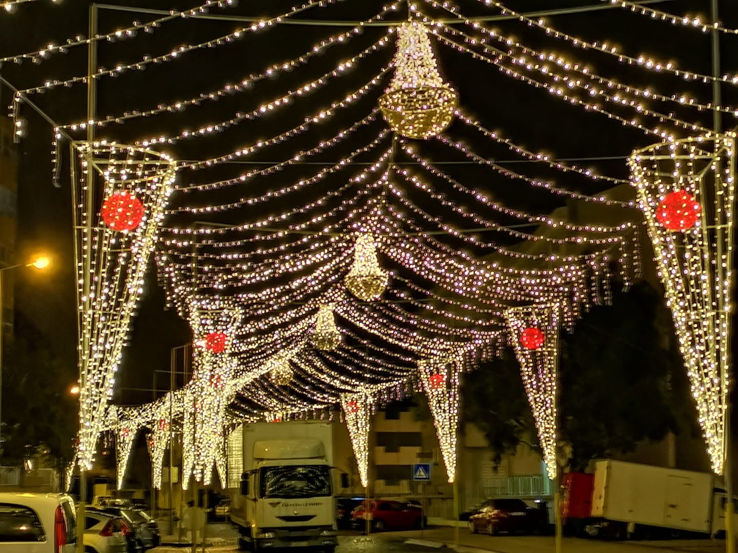 Cobertura de luz dourada sobre uma rua estreita