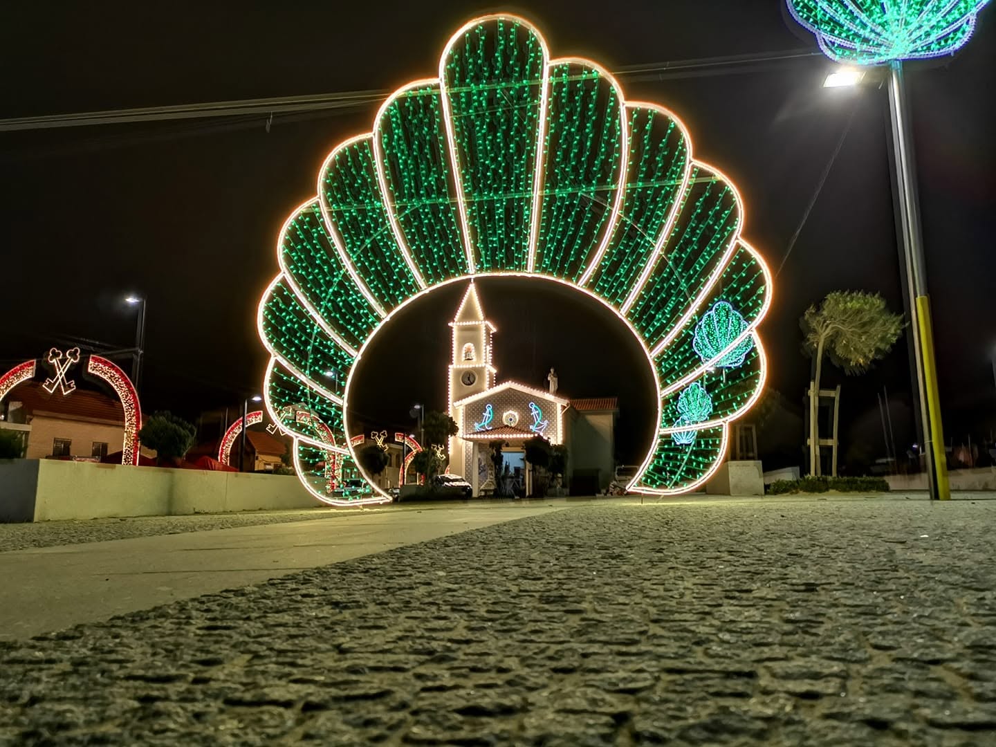 Estrutura de luz LED em rua durante festa popular à noite, Espectaculástico